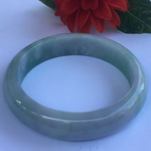 VINTAGE 14mm WIDE CELADON GREEN JADE JADEITE GEMSTONE CARVED 6" BANGLE BRACELET - Picture 5 of 7